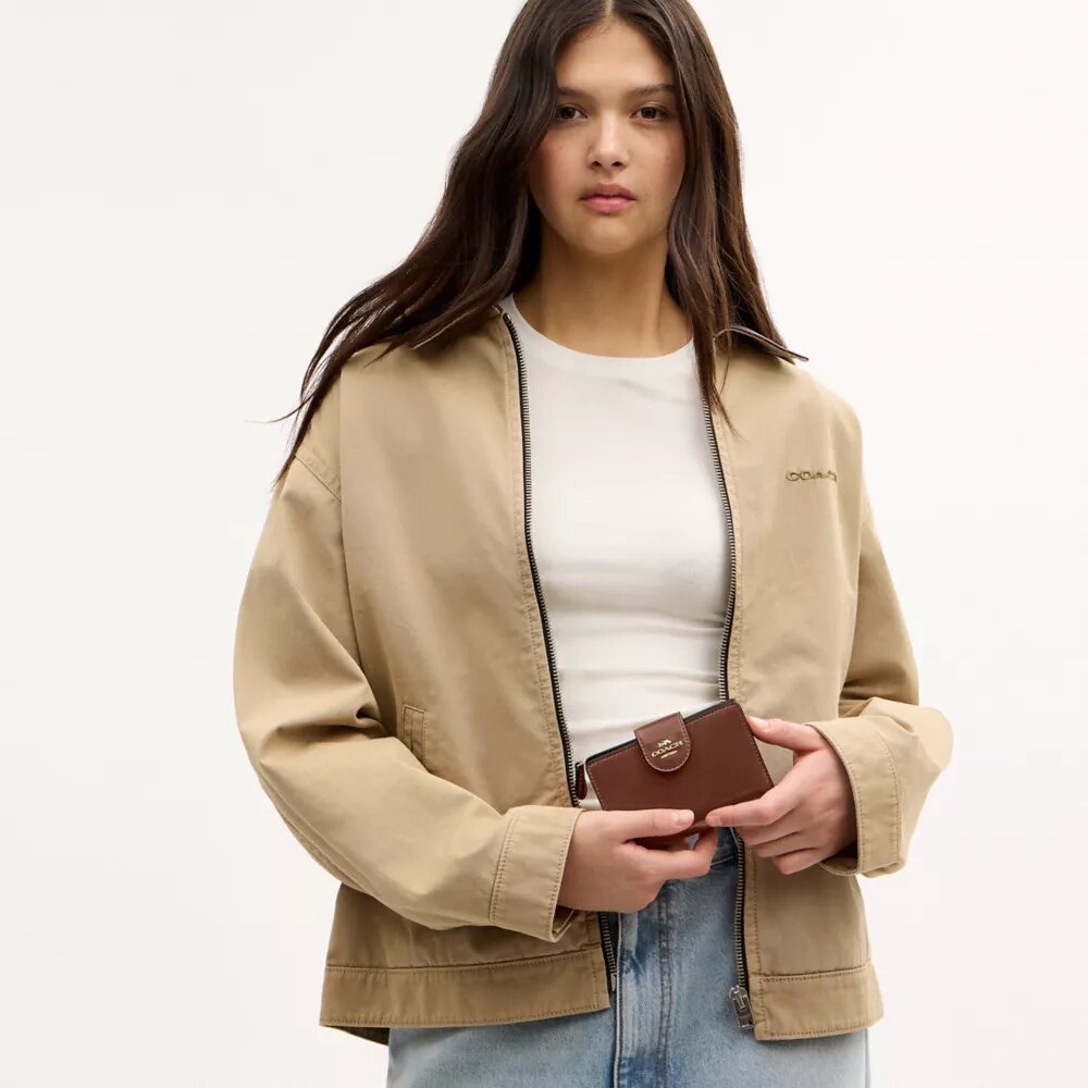 Cartera mediana con cremallera en la esquina