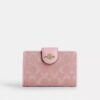 Cartera mediana con cremallera en las esquinas en denim característico