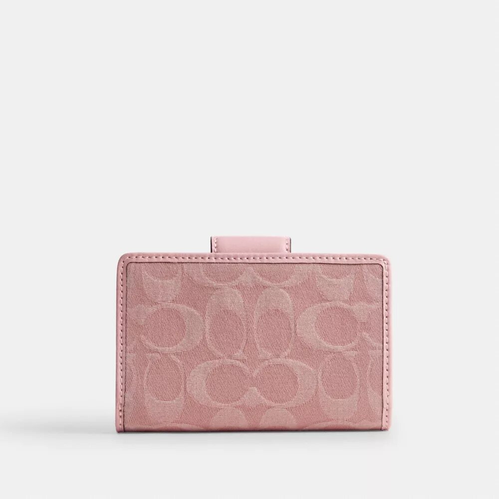 Cartera mediana con cremallera en las esquinas en denim característico