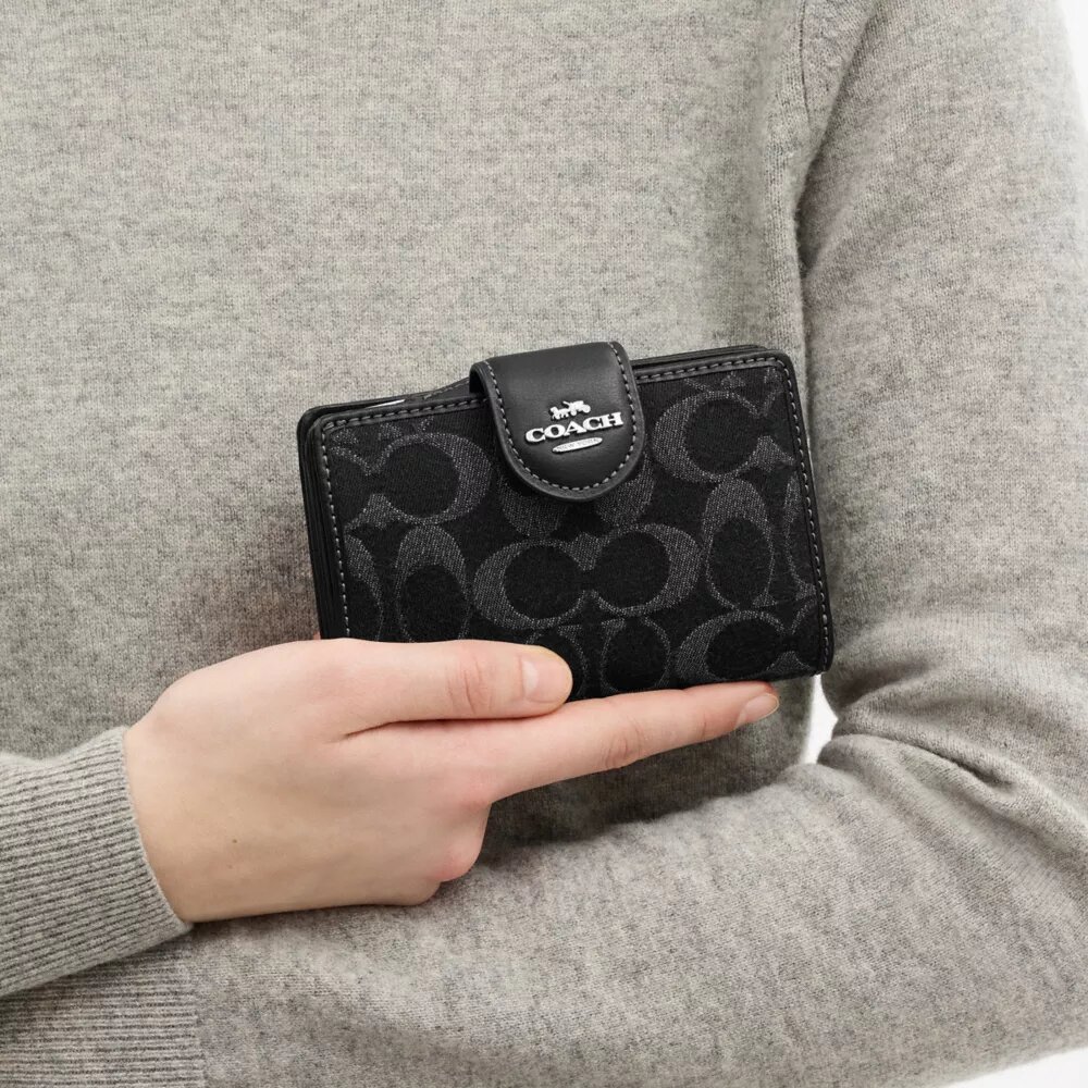 Cartera mediana con cremallera en las esquinas en denim característico