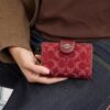 Cartera mediana con cremallera en las esquinas en denim característico
