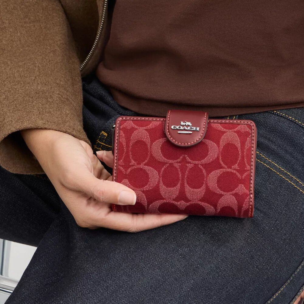 Cartera mediana con cremallera en las esquinas en denim característico
