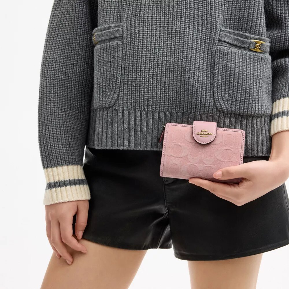 Cartera mediana con cremallera en las esquinas en denim característico