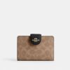 Cartera mediana con cremallera en las esquinas, en Signature Canvas