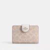 Cartera mediana con cremallera en las esquinas, en Signature Canvas