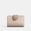 Cartera mediana con cremallera en las esquinas, en Signature Canvas