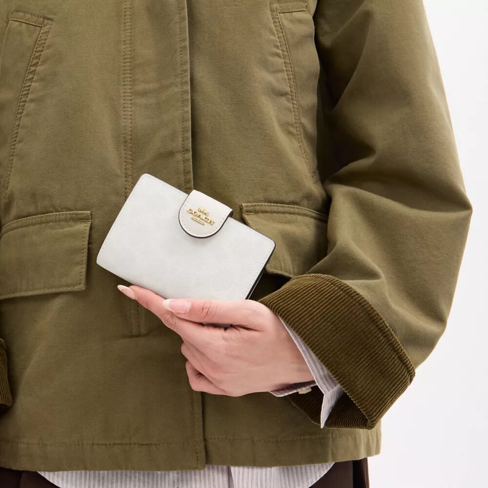 Cartera mediana con cremallera en las esquinas, en Signature Canvas