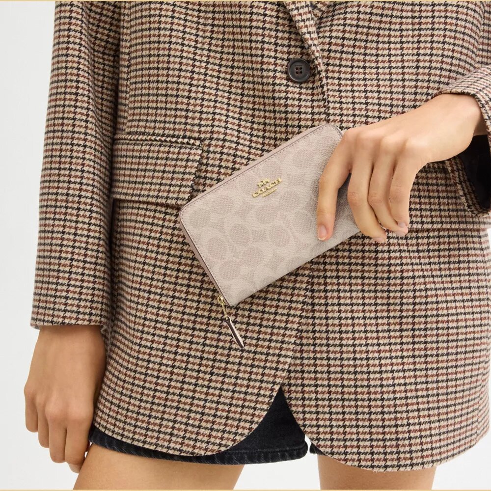Cartera mediana con cremallera para DNI en Signature Canvas