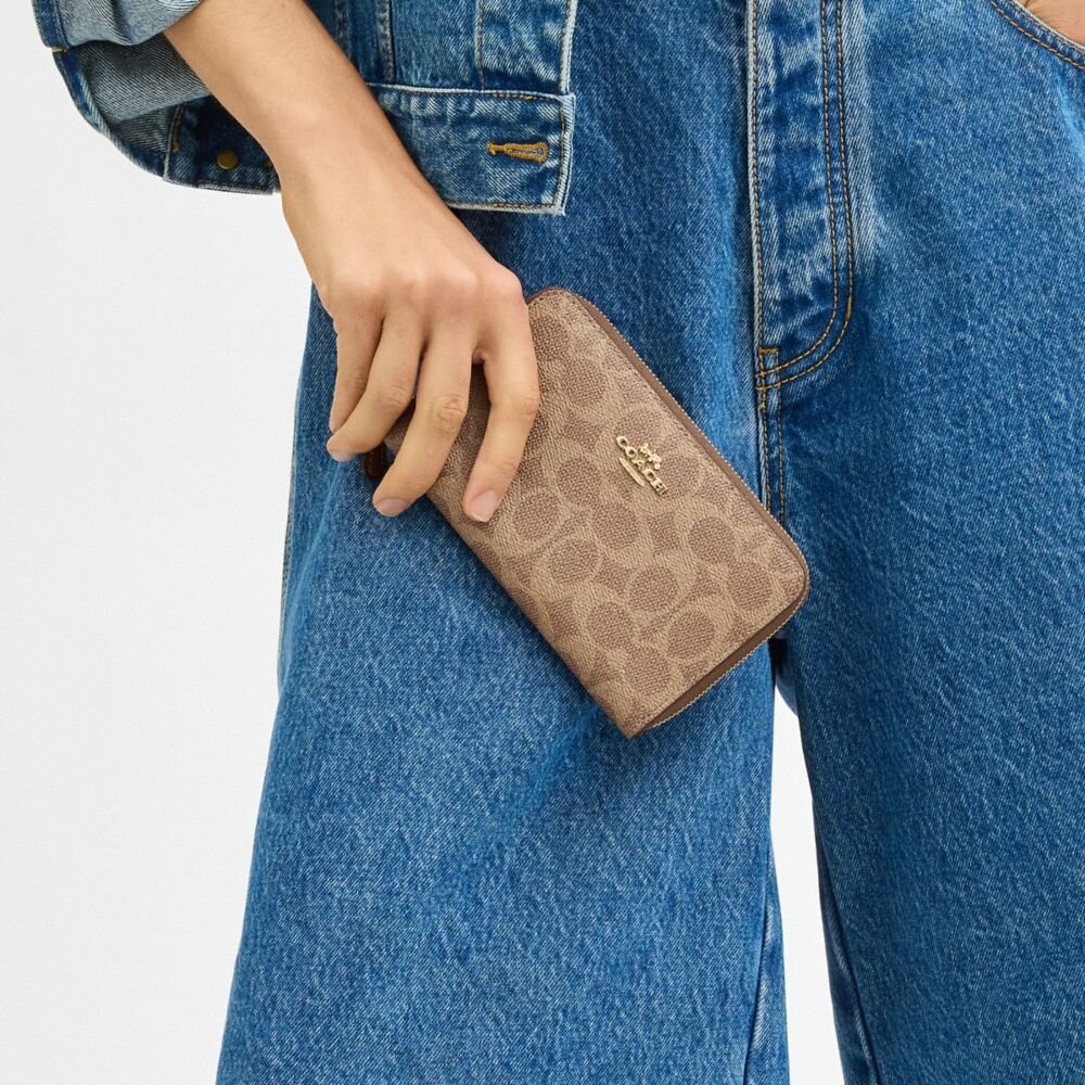 Cartera mediana con cremallera para DNI en Signature Canvas