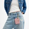 Cartera pequeña con cremallera en esquina, de denim exclusivo con Charms