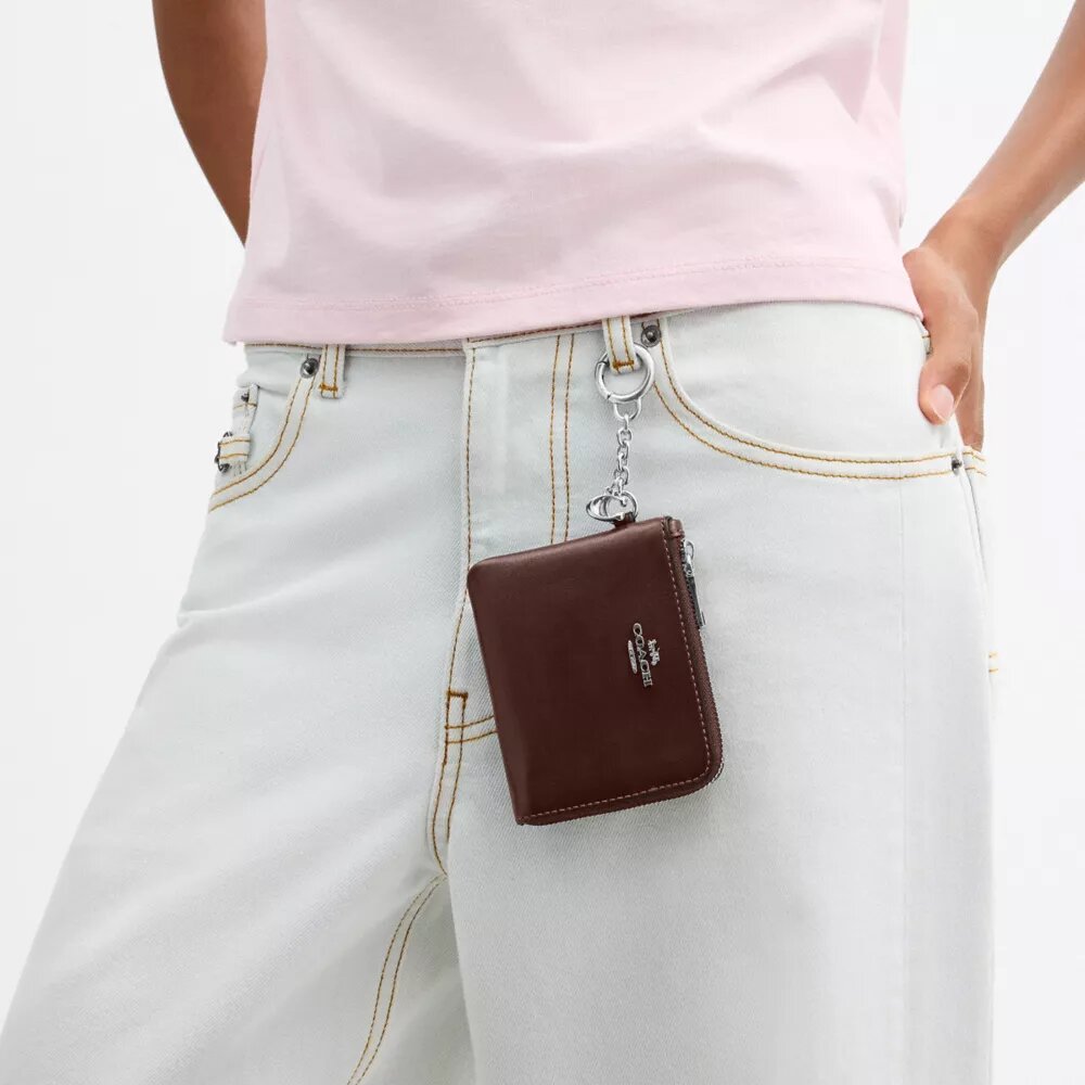 Cartera pequeña con cremallera en la esquina