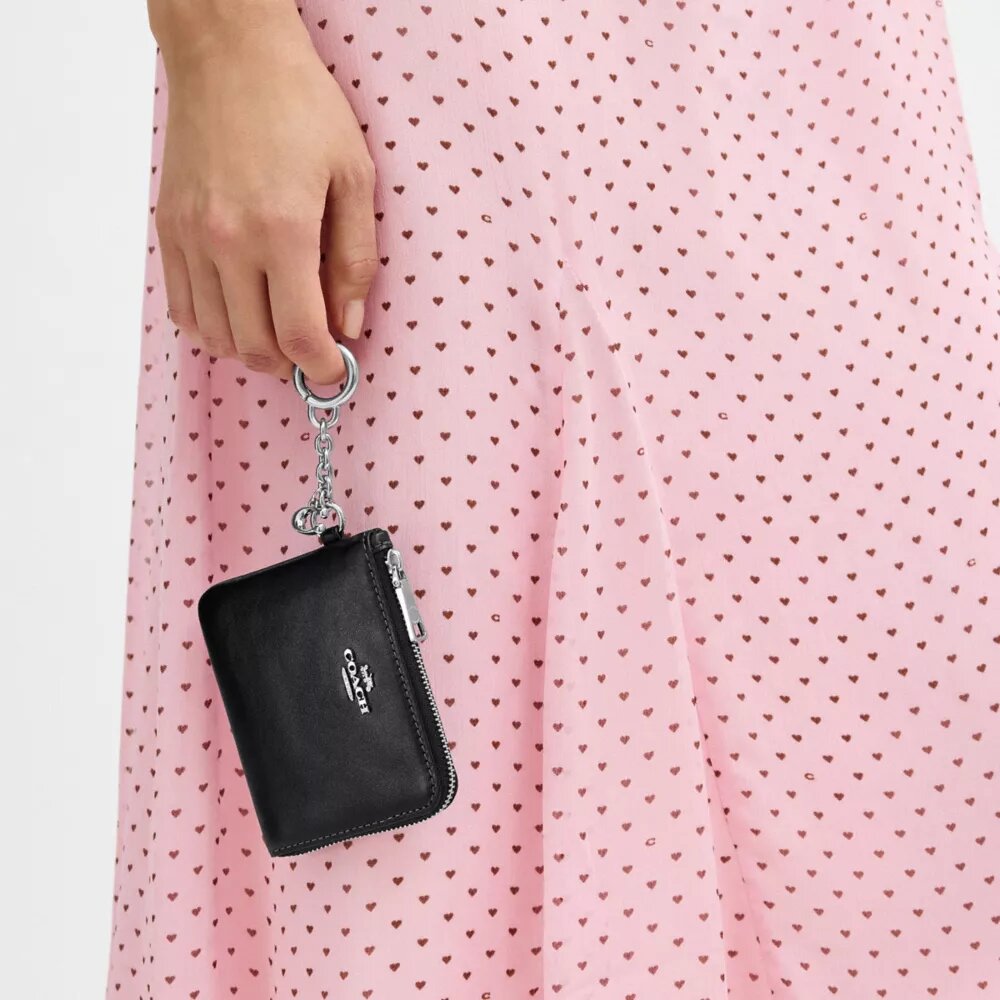 Cartera pequeña con cremallera en la esquina
