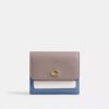 Cartera pequeña con solapa Mila en color block