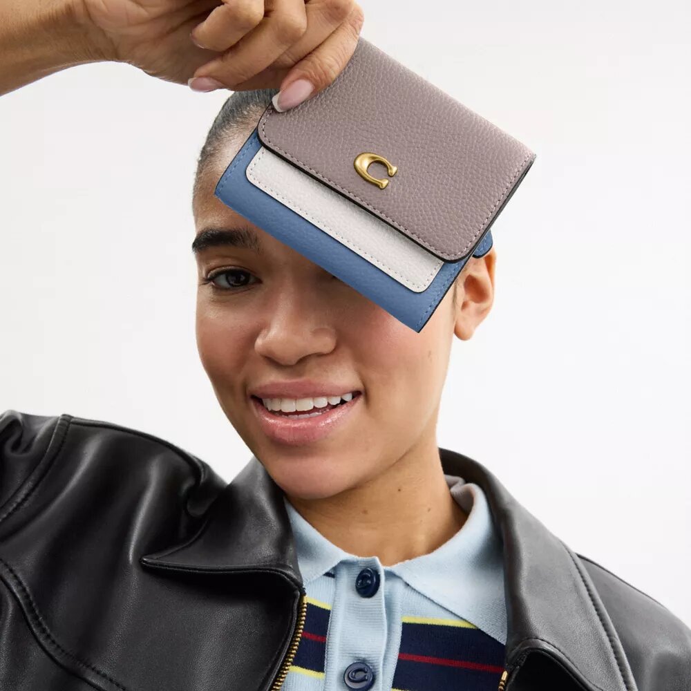 Cartera pequeña con solapa Mila en color block
