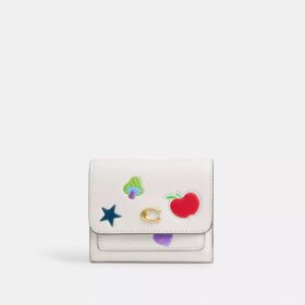 Cartera pequeña con solapa Mila y estampado de pegatinas