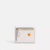 Cartera pequeña con solapa Mila y estampado de pegatinas