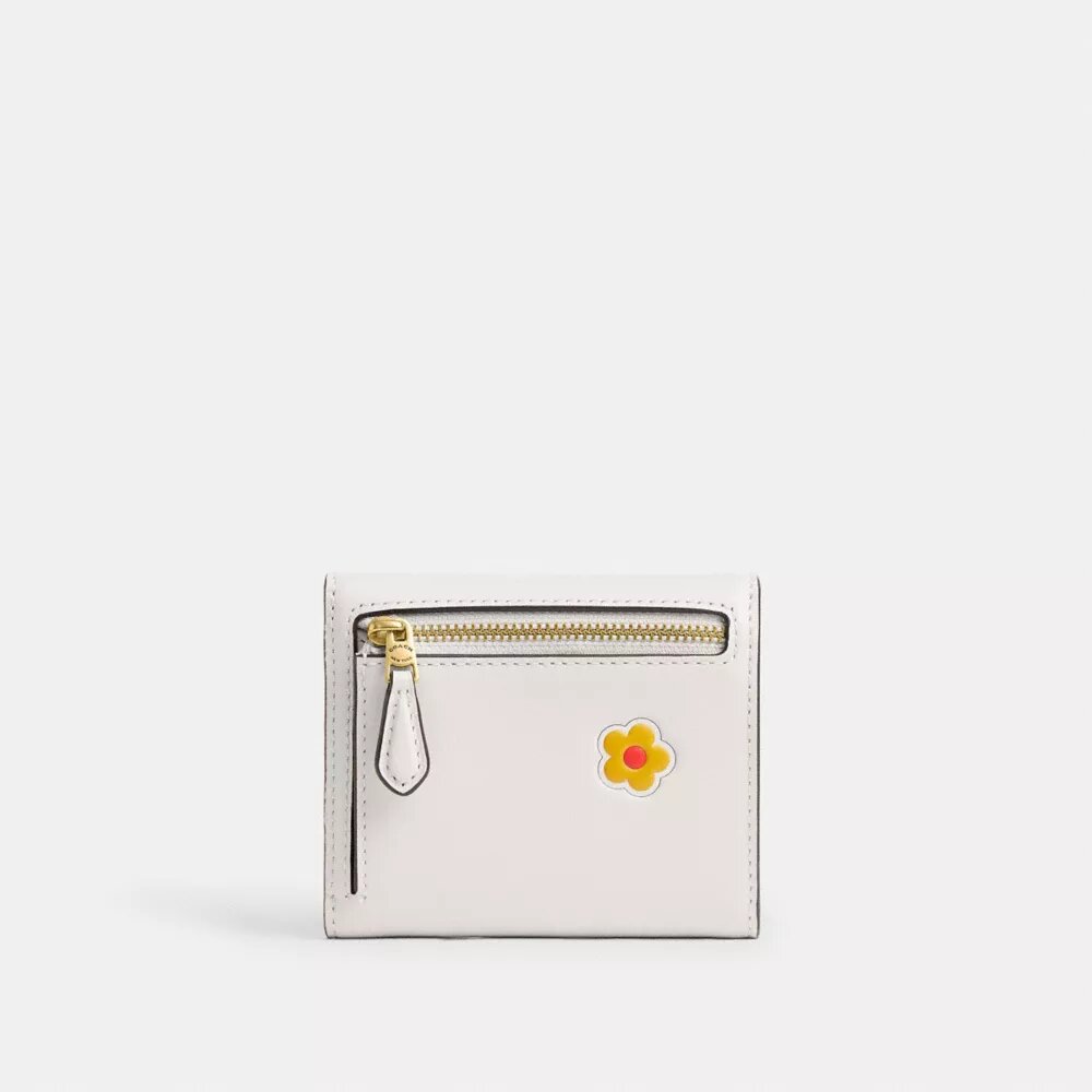 Cartera pequeña con solapa Mila y estampado de pegatinas