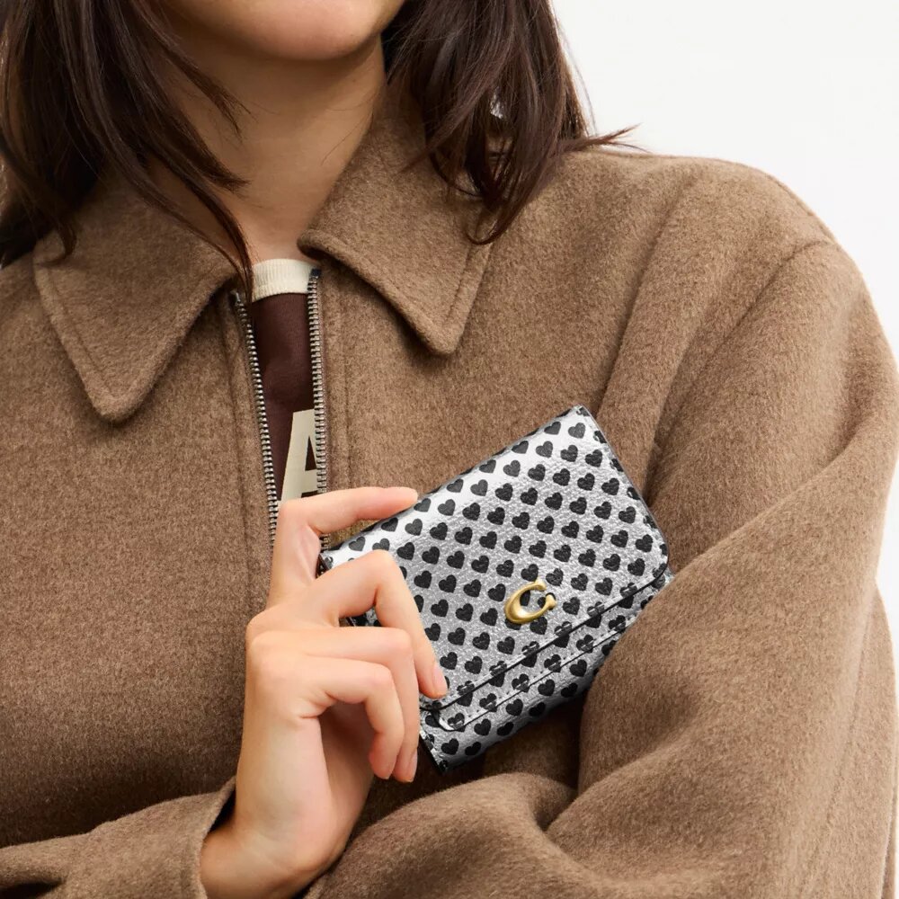 Cartera pequeña Mila con solapa y estampado de corazones