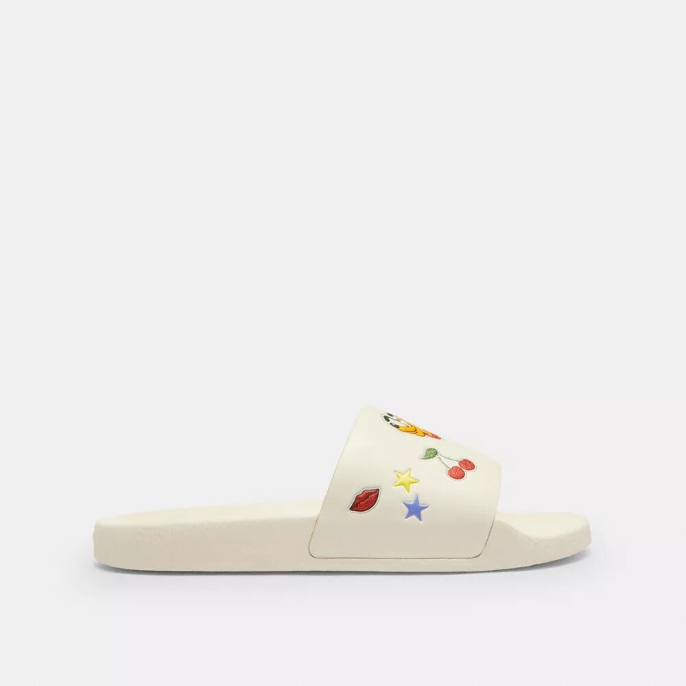 Chanclas deportivas Udele de Disney X Coach con estampado de pegatinas