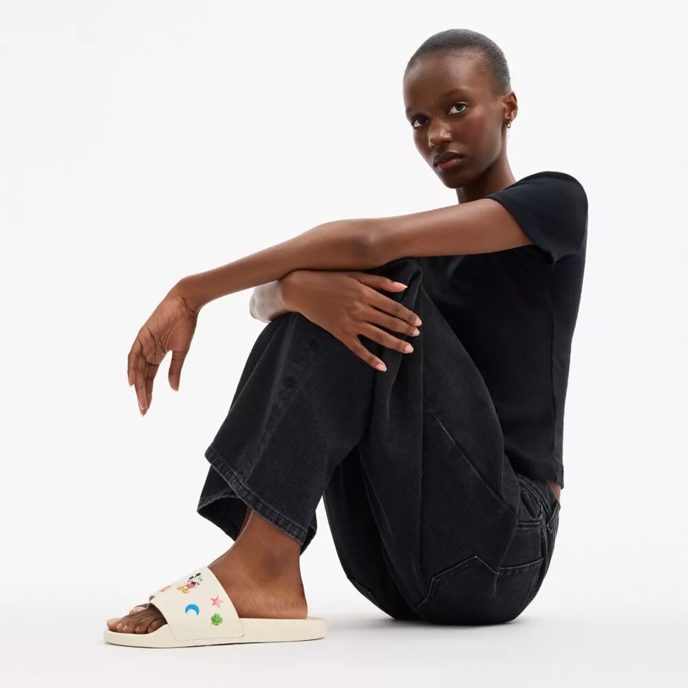 Chanclas deportivas Udele de Disney X Coach con estampado de pegatinas