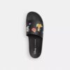 Chanclas Disney x Coach sin cordones con estampado de pegatinas