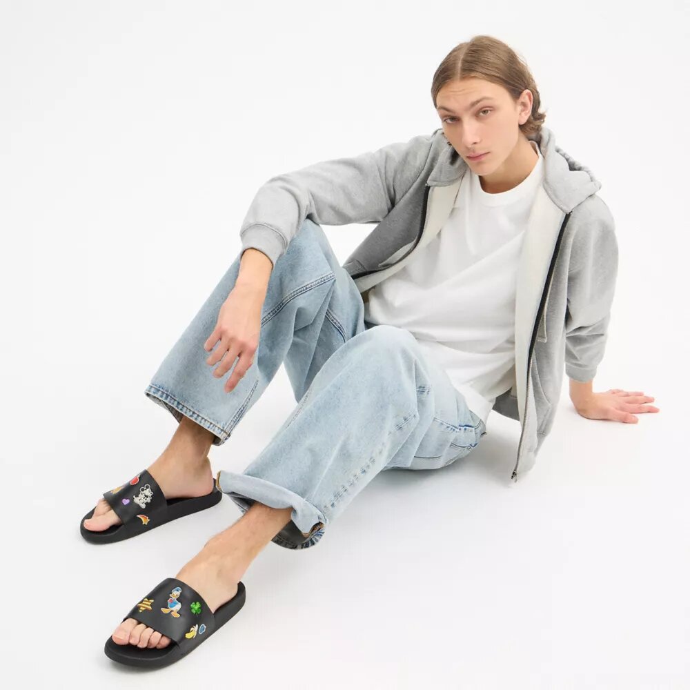 Chanclas Disney x Coach sin cordones con estampado de pegatinas