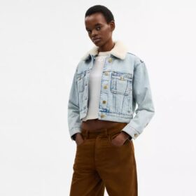 Chaqueta trucker corta de denim Heritage C de algodón orgánico con cuello de borrego
