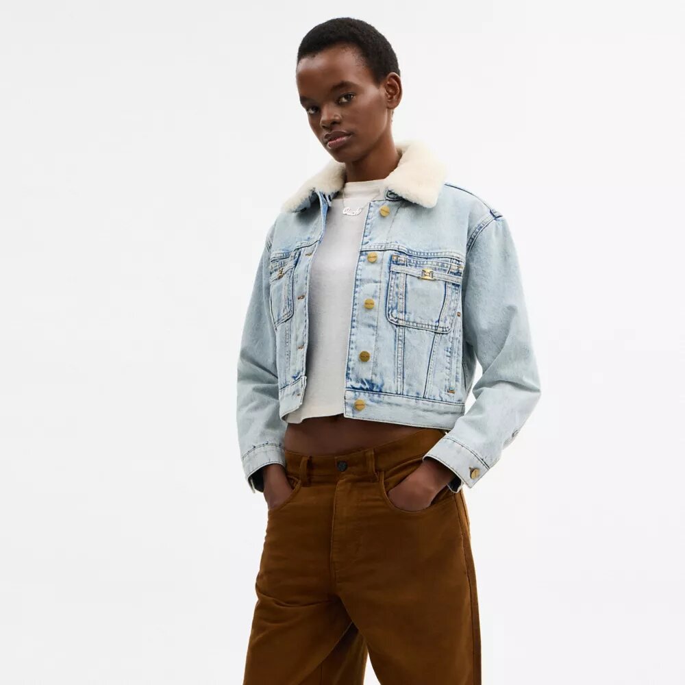 Chaqueta trucker corta de denim Heritage C de algodón orgánico con cuello de borrego