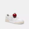 Colgante de zapato con forma de manzana