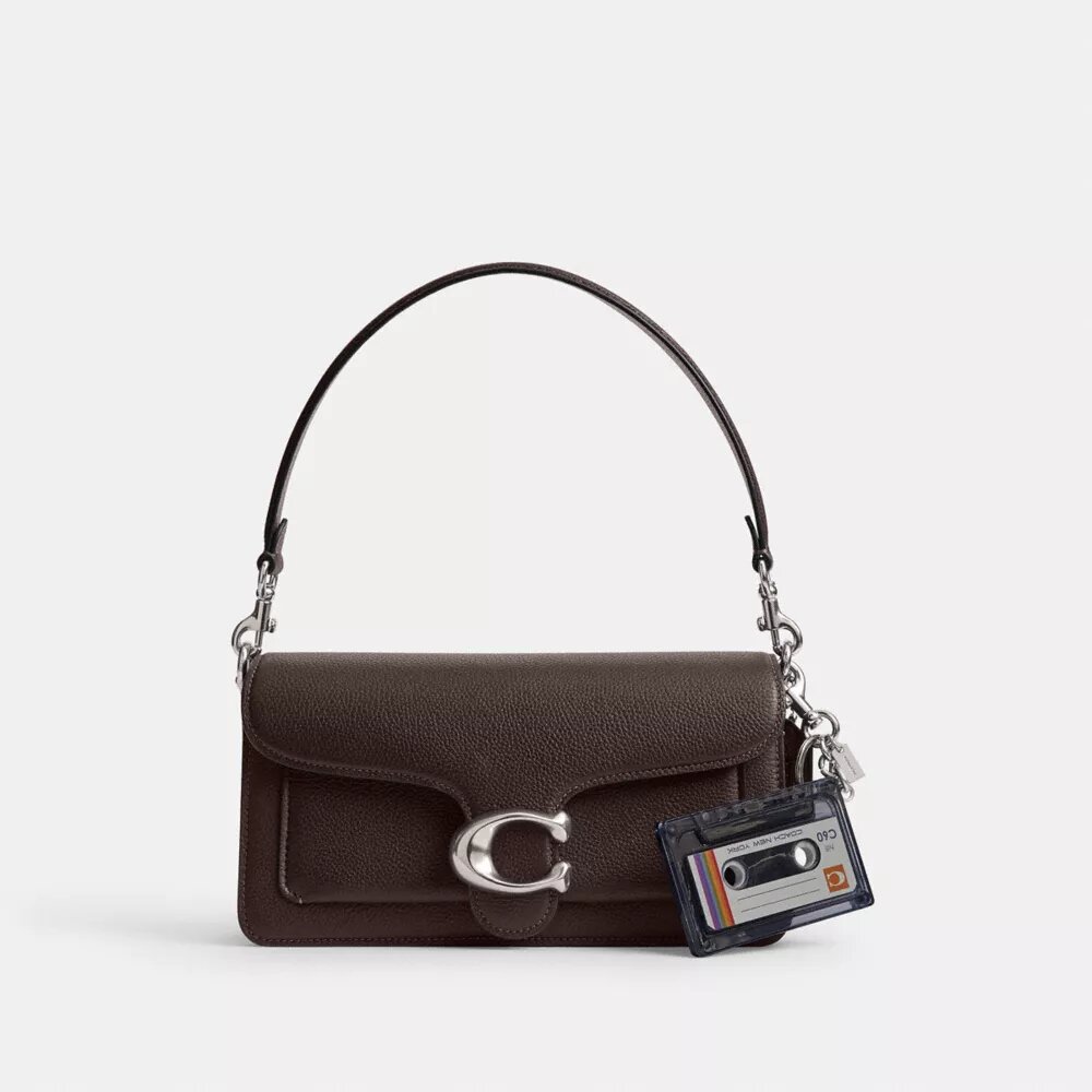 Colgante grande para bolsos con forma de casete