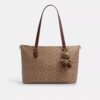 Colgante para bolsos coleccionable con forma de oso en Signature Canvas