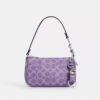 Colgante para bolsos con cierre a presión en Signature Canvas y Charms