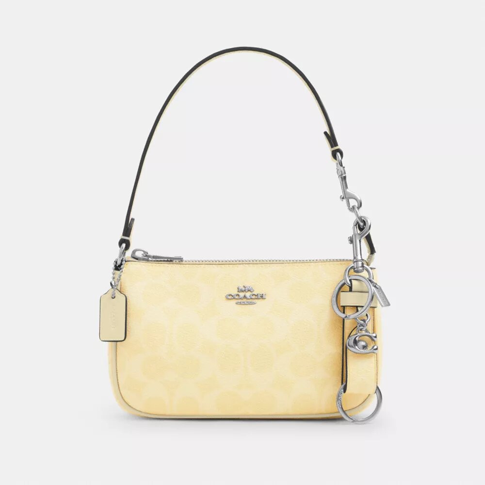 Colgante para bolsos con cierre de presión en Signature Canvas