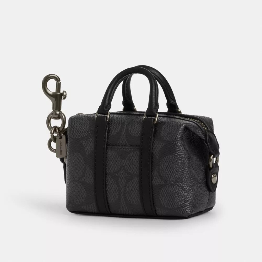 Colgante para bolsos «Mini Trekker» en Signature Canvas