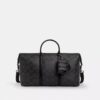 Colgante para bolsos «Mini Trekker» en Signature Canvas