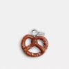 Colgante pequeño para zapatos con forma de pretzel