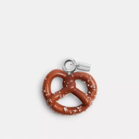 Colgante pequeño para zapatos con forma de pretzel