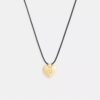 Collar con colgante de cordón y corazón característico