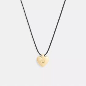 Collar con colgante de cordón y corazón característico