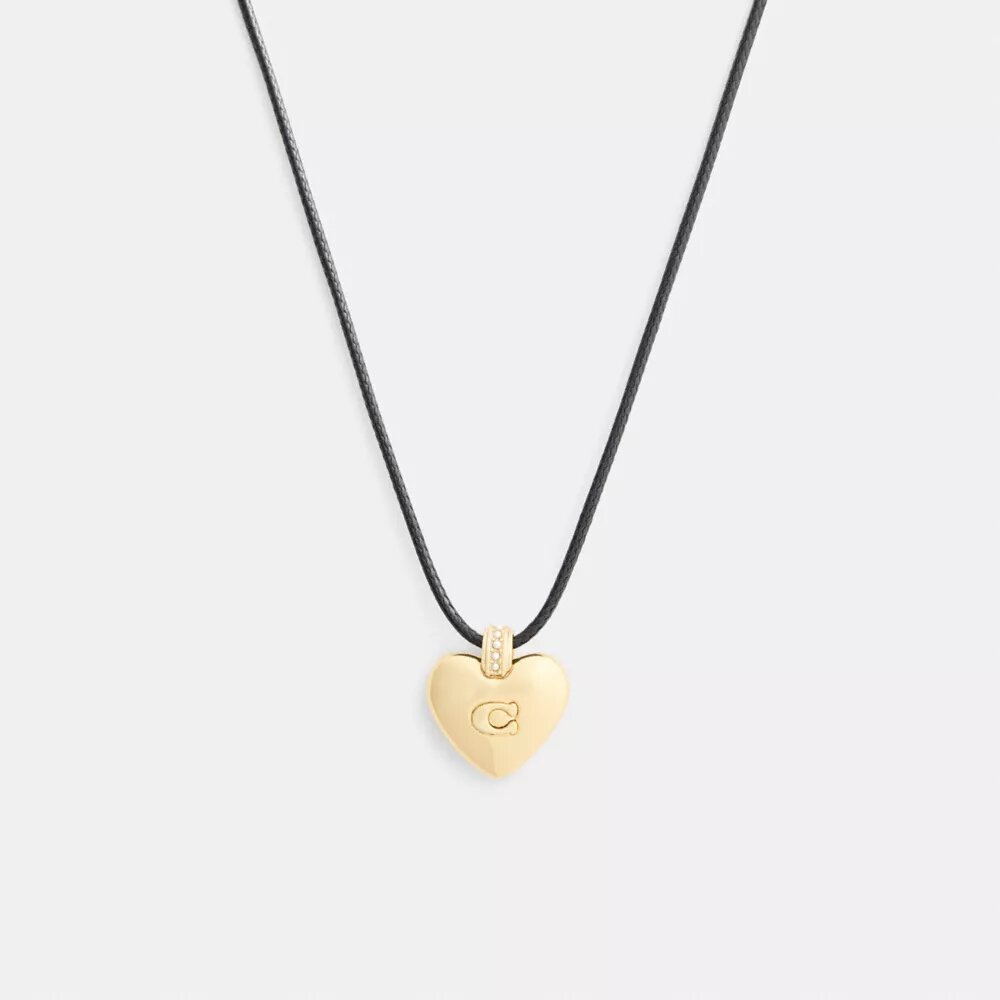 Collar con colgante de cordón y corazón característico
