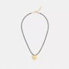 Collar con colgante de cordón y corazón característico