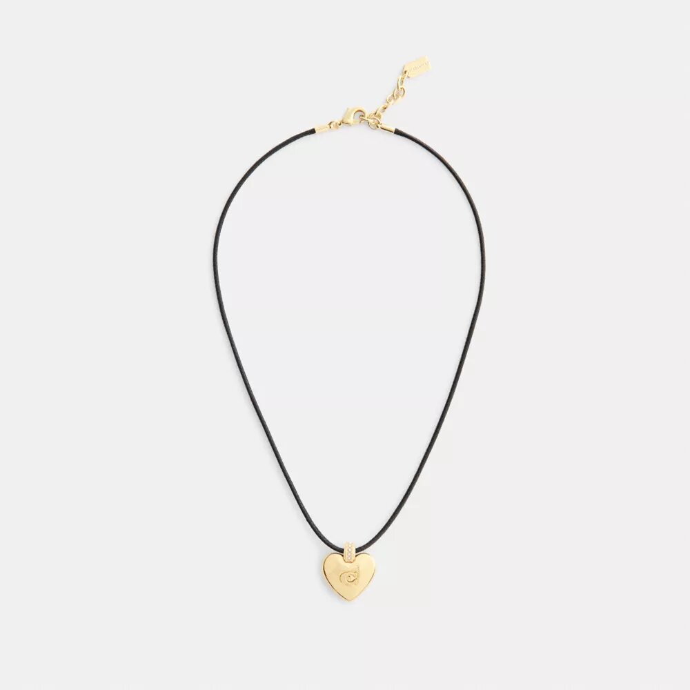 Collar con colgante de cordón y corazón característico