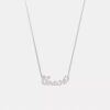 Collar con placa con el nombre en letra «Coach Script»