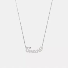 Collar con placa con el nombre en letra «Coach Script»