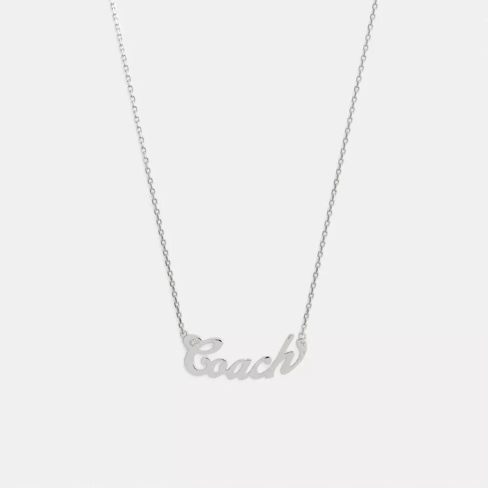 Collar con placa con el nombre en letra «Coach Script»