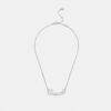 Collar con placa con el nombre en letra «Coach Script»