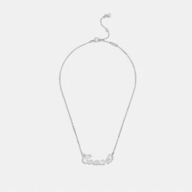 Collar con placa con el nombre en letra «Coach Script»