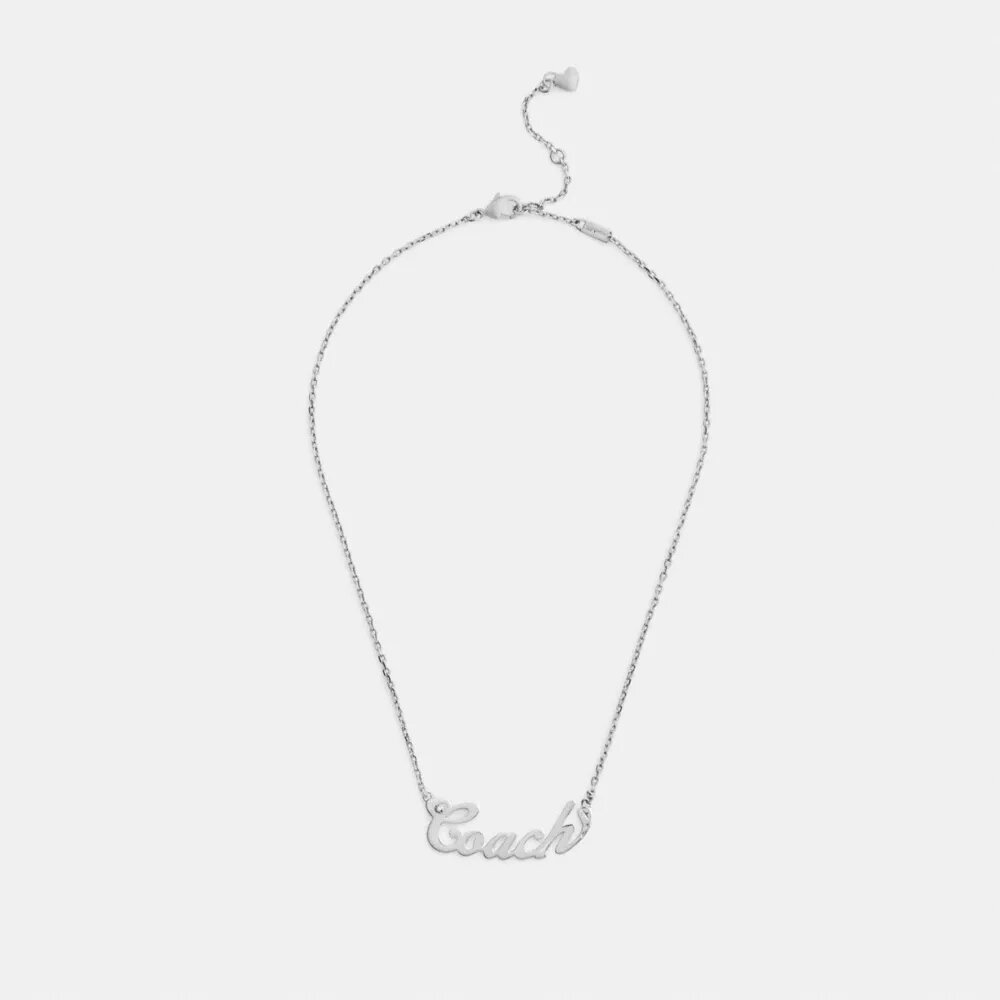Collar con placa con el nombre en letra «Coach Script»