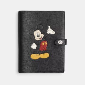 Cuaderno Disney X Coach de piel regenerativa con Mickey Mouse