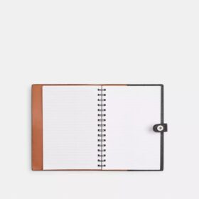 Cuaderno Disney X Coach de piel regenerativa con Mickey Mouse